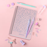 Agenda escolar Activa Lab rosa dia pagina 12x18 cm 26 27 Miquel Rius disponible en papeleria en Badajoz