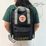 Mochila Para Viajeros Saludos del Mundo Color Negro ¡Viájame! Inglés - Pepita Viajera