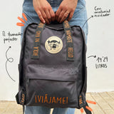 Mochila Para Viajeros Saludos del Mundo Color Gris Inglés - Pepita Viajera