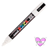 Marcador POSCA PC-5M blanco Uni-ball con punta cónica de 2,5 mm disponible en Be To Be Badajoz